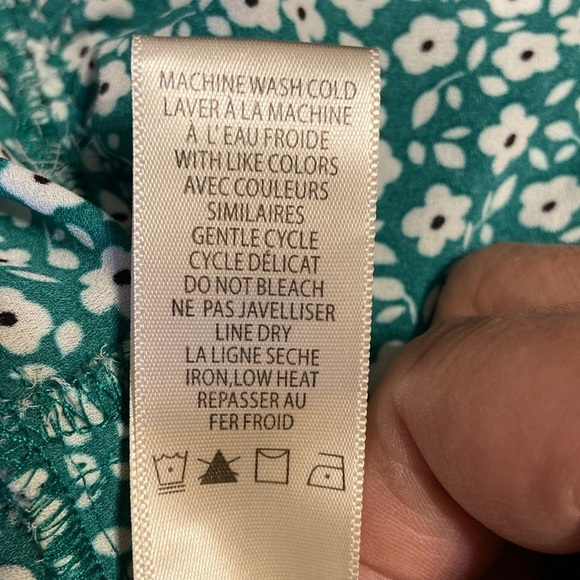 🌸Max Studio green with white flowers top size small 🌸 - Picture 8 of 8